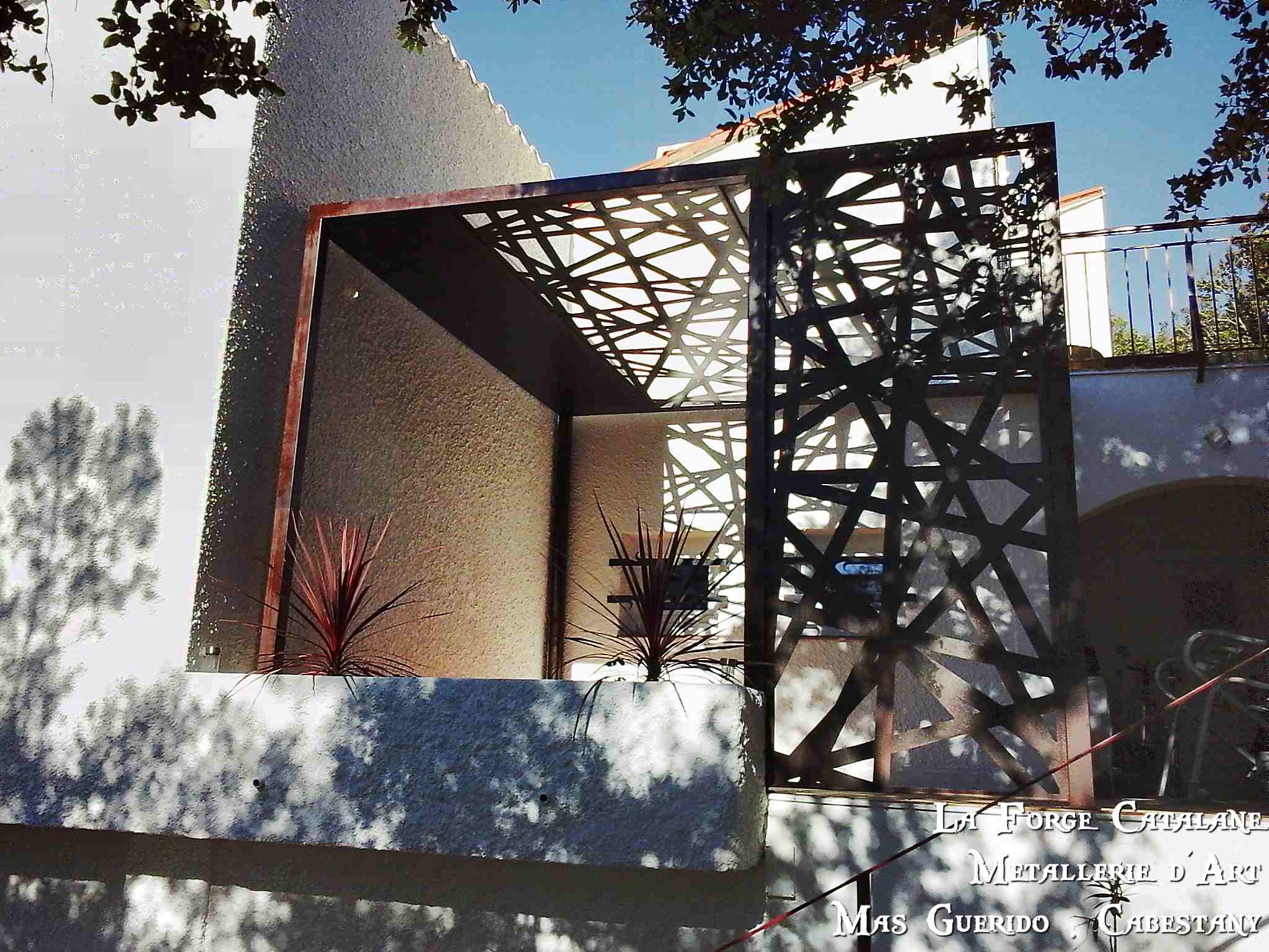 pergola decoupe laser moderne ombrage paroi laterale forge catalane 3.jpg